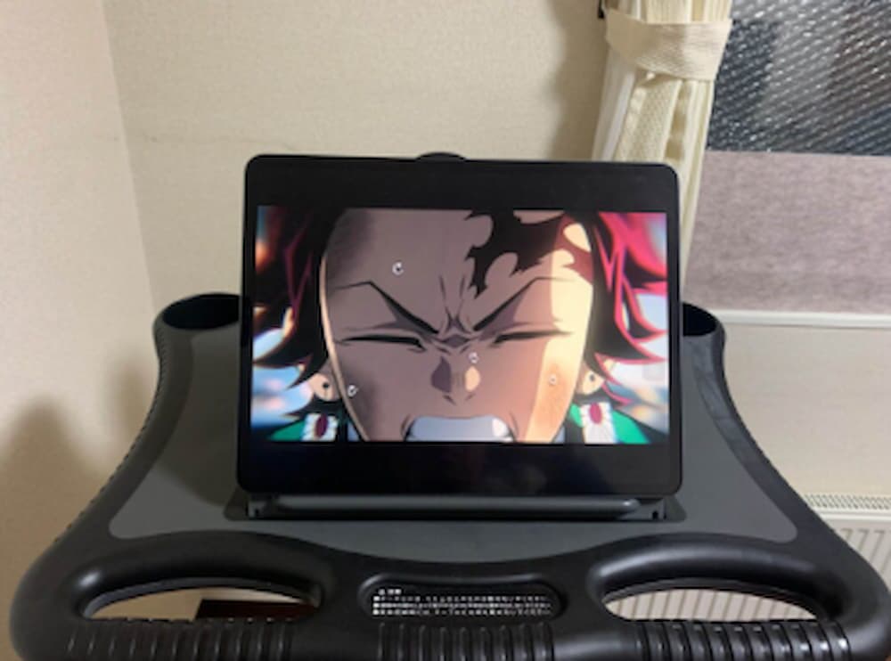 アニメを見ながらエアロバイクしている写真